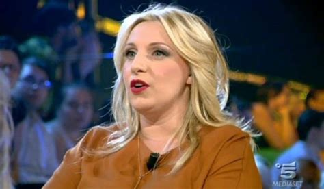 Attrice, conduttrice e comica, ha iniziato la sua carriera in coppia con un'altro amato volto della televisione, katia follesa. Katia Follesa, hater contro di lei: ecco cosa è successo