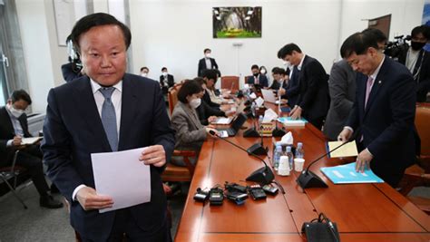 .3차 재난지원금, 피해 소상공인 지원에 '초점' 재난지원금 규모 확대 가능…설 연휴 전 집행목표. 김재원, 재난지원금 추가예산 국비 검토에 "빚잔치" 비판