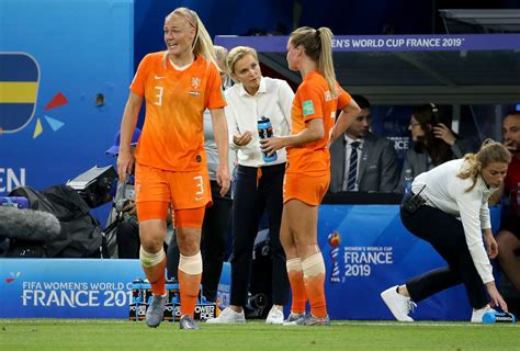 Jun 27, 2021 · frank de boer lijkt door te willen gaan als bondscoach van oranje, al wil hij de uitschakeling op het ek tegen tsjechië eerst laten bezinken voordat hij praat over zijn toekomst bij oranje. Bondscoach Sarina Wiegman staat niet te blèren aan de ...