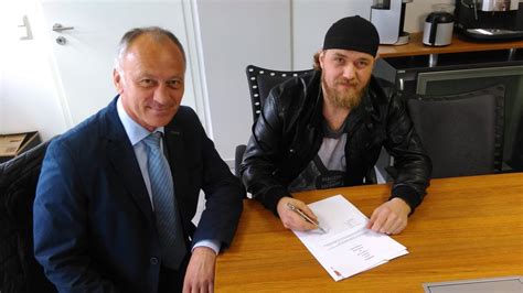 Stülpe die 10 metallheringe in gleichen abständen über die rohre am boden und drücke oder schlage sie in den untergrund, bis das tor stabil steht. David Hördler verlängert seinen Vertrag bei den Selber ...