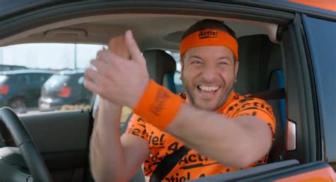 Rafael van der vaart zal dan blij zijn met zijn doelpunt tegen estland gisteren, hij heeft toch een erg mooie dame laten glippen. Lidl strikt Rafael van der Vaart voor EK-campagne