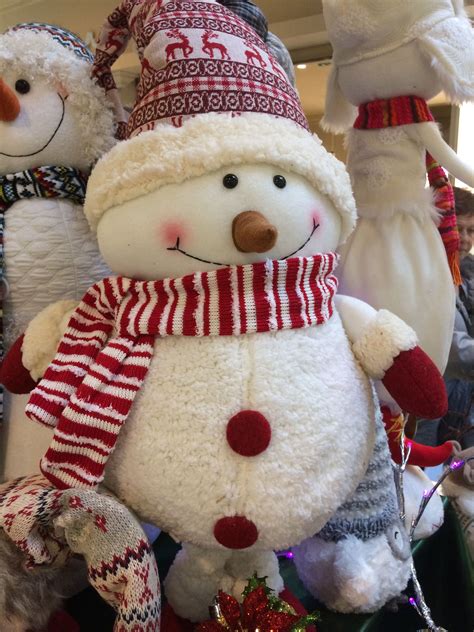Voici un petit bonhomme de neige avec son cher compatriote le père noël à modeler en pâte playmaïs. Gros bonhomme de neige | Déco noel feutrine, Bonhomme de ...