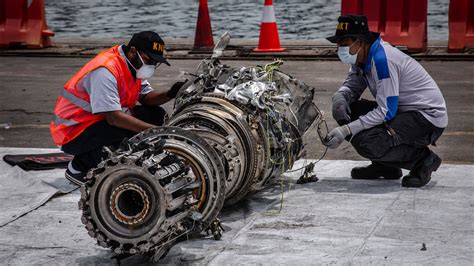Indonesia's sriwijaya air lost contact with a plane that left jakarta on saturday, according to indonesia's head of national transportation safety committee, suryanto cahyono. In Indonesia Plane Crash Inquiry, New Focus on Possible ...