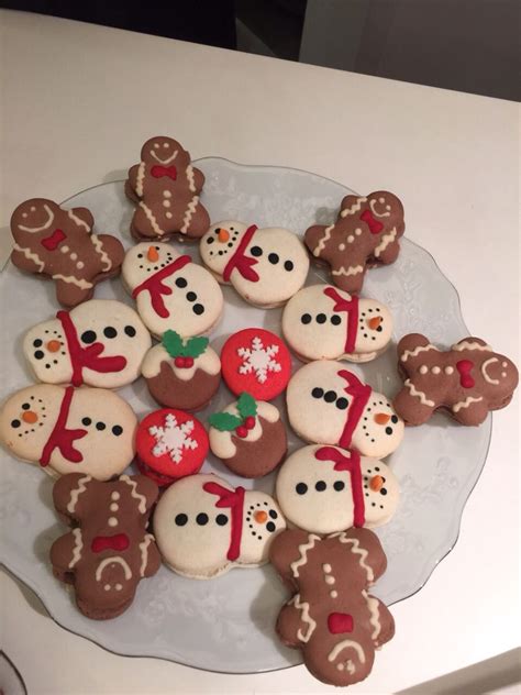 Use a mini gingerbread house cookie cutter to cut out all the parts (the kids will love helping with this part), then build the houses and let the kids go to town decorating. Xmas macaroons | Macaroons