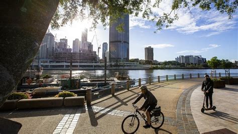 Queensland residents on the gold coast, sunshine coast. Brisbane to enter snap Covid-19 lockdown