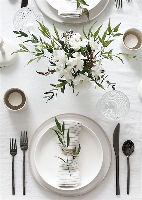 5 Tips to Set a Simple and Modern Tablescape - Homey Oh My | Table de