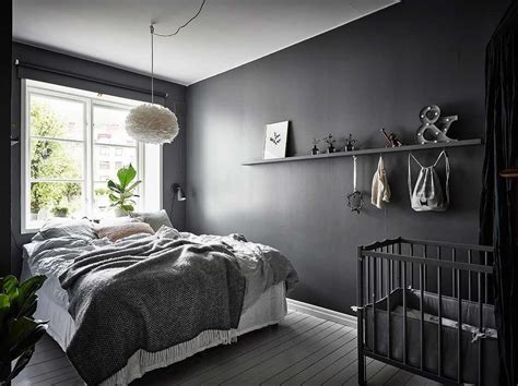 Mulailah experimen dari dinding kamarmu. 10 Desain Kamar Tidur Warna Hitam, Tampak Elegan & Anti Suram | Dailysia