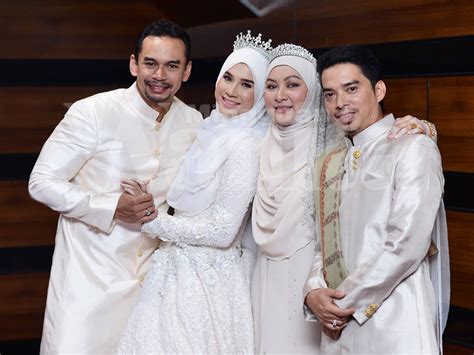 Pelakon abby abadi & norman hakin sering berkongsi mengenai aktiviti dan kehidupan keluarga besarnya mereka di media. Keluarga Contoh, Abby Abadi & Memey Cukup Bahagia Bila ...
