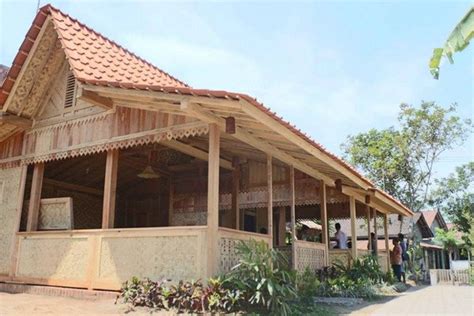 Pilar rumah, memang identik dengan teras rumah. Selain Joglo, Inilah 7 Rumah Adat Jawa Timur Lainnya | Orami