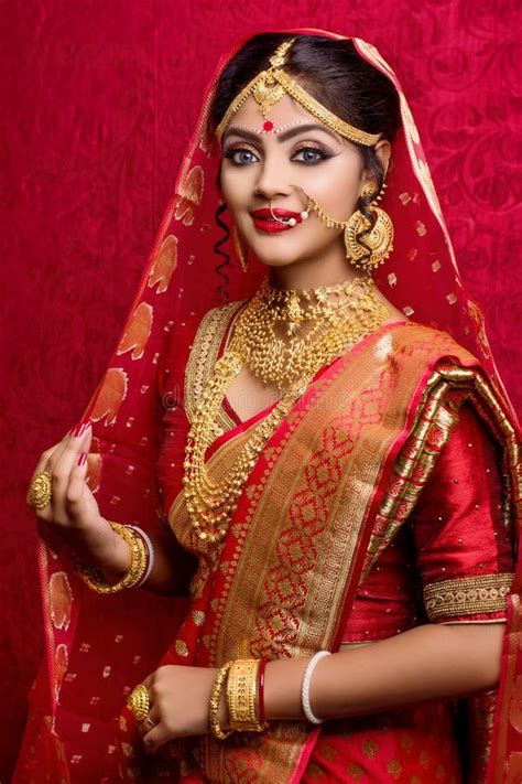 Portrt Des Tragenden Schmucks Der Jungen Indischen Braut Goldund Des Roten Saris In Der