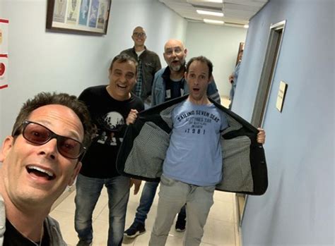 סרוגים | אחרי שנים בהן נעלם מהמסך, גיל ססובר חוזר כעת עם שיר בחירות מפתיע כשהוא ורובי דואניאס מגלמים את דמויותיהם מהתכנית המיתולוגית 'הקומדי סטור'. הקומדי סטור חוזרים למסך - סטנדאפיסט