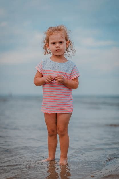 Niña Jugando En Las Olas En El Mar Foto Premium