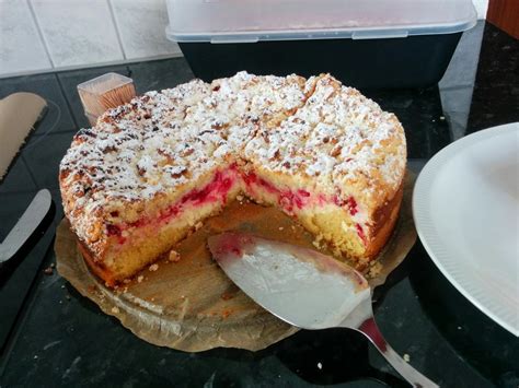 Die fruchtigen marillen und der flaumige topfen passen gut zusammen, mürbteig und schneehaube ergänzen die beiden perfekt. Ribisel-Topfen Kuchen mit Streusel von Rocky73 | Chefkoch.de