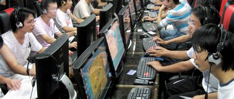 Niño jugando con los coches de la caricatura robocar poli. China plantea que los menores no puedan jugar a videojuegos a partir de medianoche en el foro ...