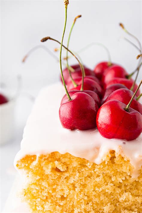 Während sich süsse kirschen ausgezeichnet anbieten, um sie roh zu verzehren und alle vitamine und mineralstoffe aufzunehmen, werden sauerkirschen vorrangig in torten, kuchen oder anderen gebäcks verarbeitet. Zitronenkuchen mit Kirschglasur & frischen Kirschen ...