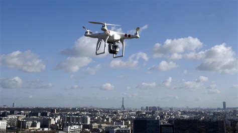 Videos Les Drones Font Le Show Sur Les Champs Elysées Pour Le Premier