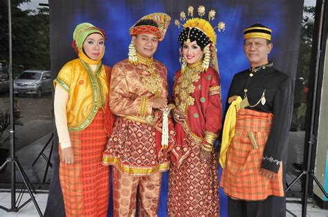 Budaya indonesia adalah seluruh kebudayaan nasional, kebudayaan lokal, maupun kebudayaan asal asing yang telah ada di indonesia sebelum indonesia merdeka pada tahun 1945. " SANGGAR NUSANTARA DOT COM " | Jakarta: Sewa Baju Adat ...