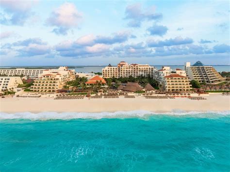 The city has two different areas: 7 cosas que debes de saber antes de viajar a Cancún ...