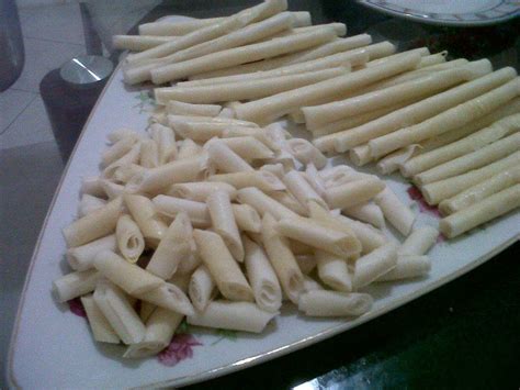 Gulung kulit popia penghujungnya gamkan menggunakan air tepung supaya ia melekat dan guting secara menyerong. RESEPI POPIA GORENG NESTUM + CHEESE POWDER SEDAP DAN MUDAH!