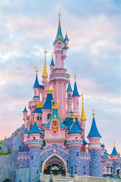 Minecraft maps / 3d art. Disneyland in Paris | Disneyland paris, Disney wallpaper ...