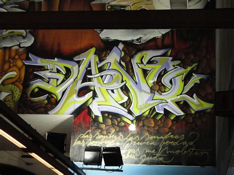 Lots of style elements, like arrows and big serifs are added to the letters and make the composition very complex. GRAFFITI : Wildstyle