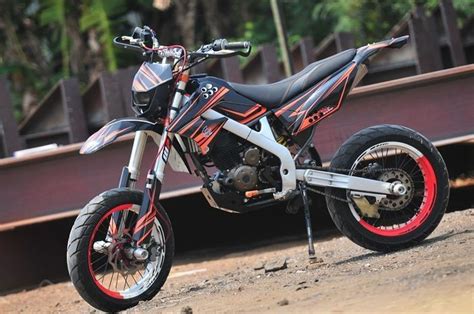 Entah karena, ragam model, desain ataupun konfigurasi mesin, memang selalu memiliki daya tarik tersendiri. modifikasi: Kawasaki D Tracker 150 Modifikasi