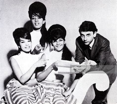 Photo Of Phil Spector And Ronettes With The Ronettes News Photo