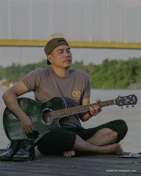 Terhias satu tawa saat dia buka mata. Lirik Lagu Kita Sama - Hardi Wins | Lirik lagu, Lagu, Lirik