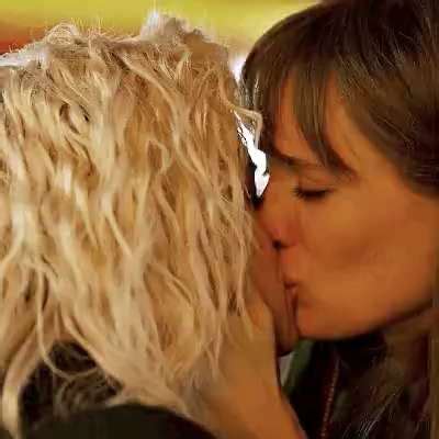 Happiest Season Deep Kiss Gif Movie Short Mp Video Gifposter