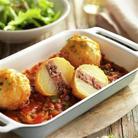 Patatas bravas, rellenas, fritas y mucho más. Patatas rellenas en salsa | Receta (con imágenes ...