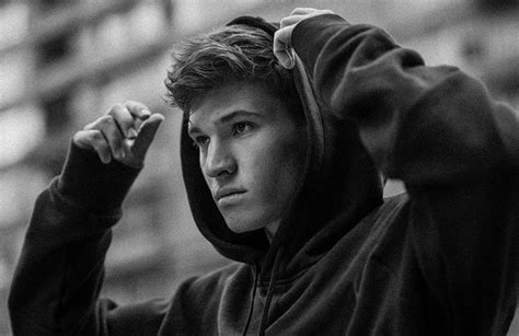 He followed up his success on the show with the singles rainbow and musik sein. Wincent Weiss vermisst die Bühne