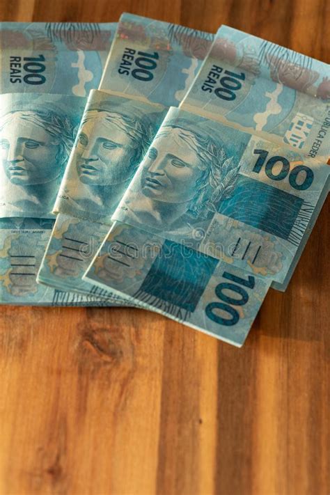 Dinheiro Brasileiro Cem Cdulas Dos Reais Foto De Stock Imagem De