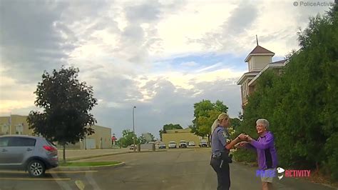 Als Polizistin tanzende Oma auf der Straße sieht passiert das