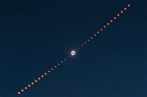 Stunning Photo Shows Total Solar Eclipses March Across Oregon Sky