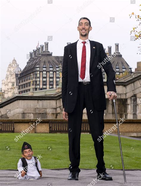 worlds tallest man Sultan Kosen meets worlds Foto 