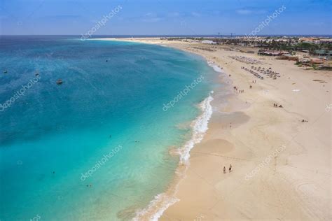Cabo verde é um país muito focado no turismo e é nessa área que estão os alicerces da sua economia. Vista aérea da praia de Santa Maria em Sal Island Cabo Verde - Cabo — Stock Photo © sam741002 ...
