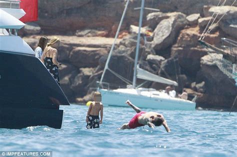 Photos 16 Messi à Ibiza pour passer ses vacances en famille