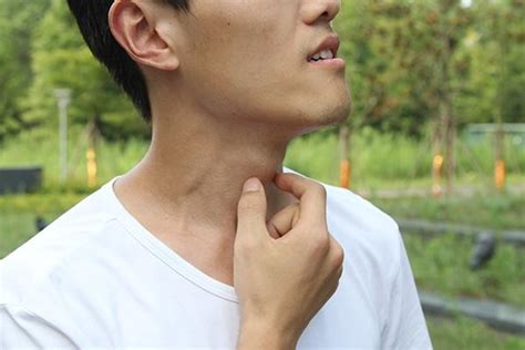 (1) 他们明天为什么举行晚会？ (2) 明天的晚会是在家里举行还是在饭店举行？ (3) 在家里举行晚会有什么好处？ 有什么不好的地方？ 在饭店呢？ (4) 一些中国人在饭店跟朋友吃饭一般要多长时间？ 刮痧有什么好处？刮痧出现一片红，说明什么？ - 海外同城