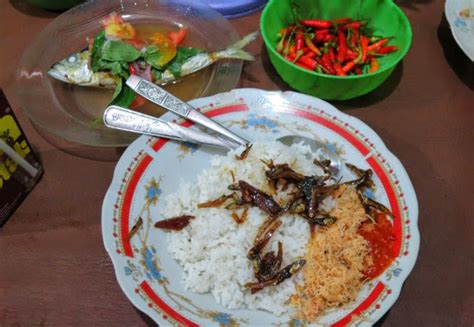 Rasanya gurih manis dengan aroma wangi dari balutan daun pisang. Harga Sarapan dan Kudapan Khas Ambon