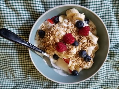 Il kefir può essere consumato puro, oppure aggiungendo miele, caffè, cioccolato liquido o in scaglie, frutta e cereali. Kefir: che cos'è, come si prepara e quali sono le sue ...