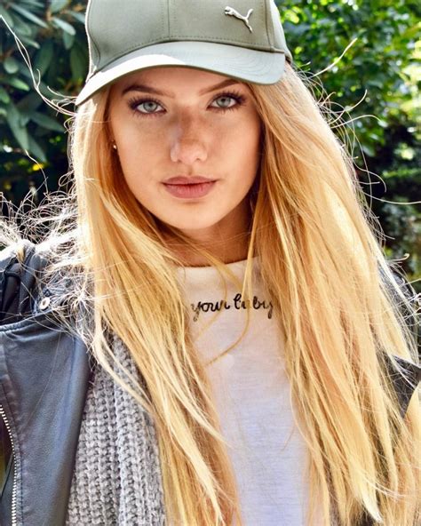 Manuel akanji und alica schmidt zeigen euch in einer neuen ausgabe von stay fit übungen, die nach getaner arbeit ratsam sind. Alica Schmidt - hot - Urbasm