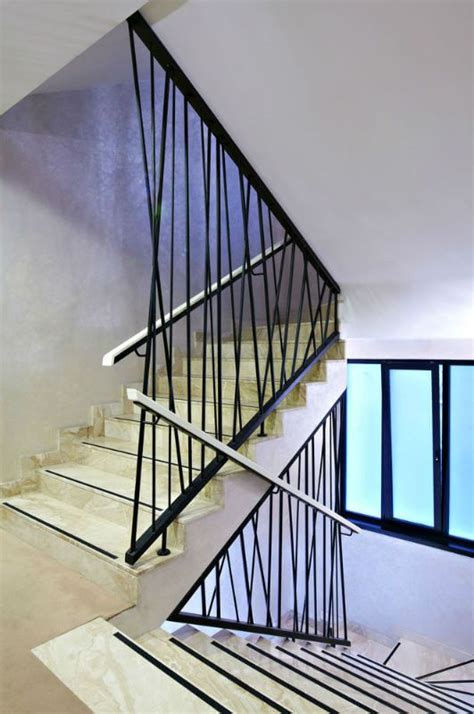 Heavily black and white with earthy touches. 21 Modern Stair Railing Design Ideas (PICTURES) | Modern staircase, Modern stair railing, Modern ...