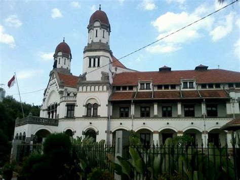 Garuda garuda pancasila merupakan burung yang sudah dikenal melalui mitologi kuno di sejarah nusantara (indonesia), yaitu tunggangan dewa wishnu yang berwujud warna hijau artinya adalah kesuburan dan kemakmuran. Lawang Sewu di Semarang - Garnesia.com
