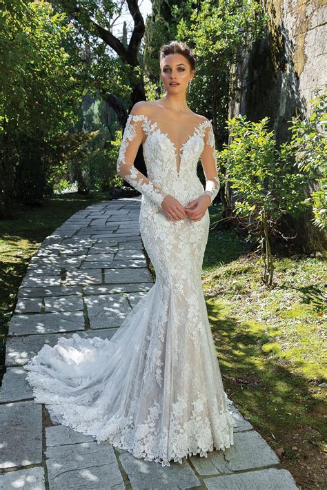 Wir helfen dir mit tipps und tricks dein kleid zu finden. Fit-and-Flare-Brautkleid mit 3D-Spitze, Plunge-Ausschnitt ...
