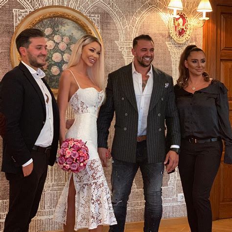 Bianca drăgușanu și alex bodi sunt împreună de un an și două luni și au doar trei luni de când au devenit soț și soție. Bianca Drăgușanu și Alex Bodi, înainte de a anunța ...