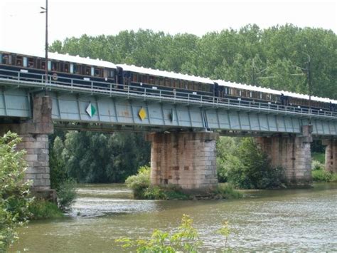 Má rozlohu 49 036 km² a žije tu približne 5 464 060 obyvateľov. Orient-Express přes Slovensko, Polsko a Česko :: VLAKY.NET
