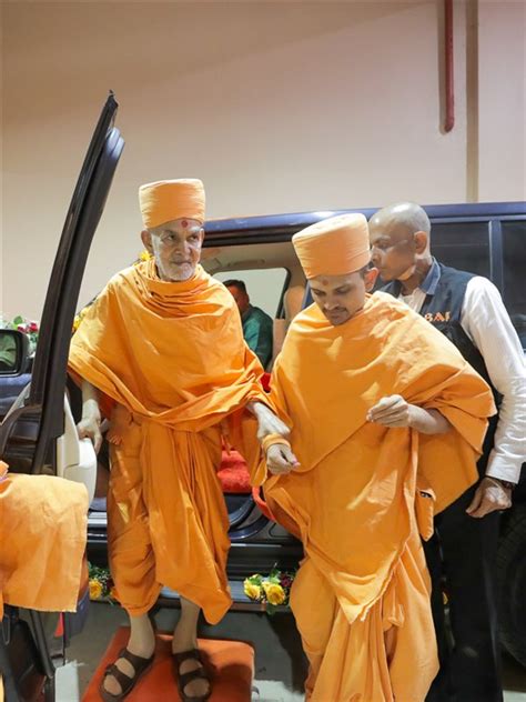 With more than hundreds of bouquet and gift options to choose from, whatever may be the occasion: 29 August 2019 - HH Mahant Swami Maharaj's Vicharan ...