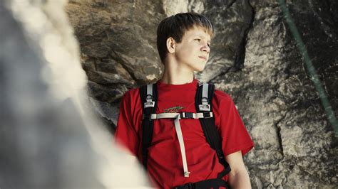 Český samuraj, ve svém druhém vystoupení v oktagonu nejprestižnější světové organizace mma, spektakulárním způsobem knokautoval bývalého titulového vyzyvatele polotěžké váhy. Tvůrci tohoto dílu — Nevinné lži: Klukovina — Česká televize