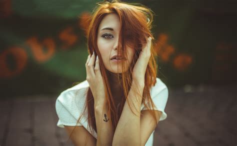 Masaüstü Yüz Kadınlar Kızıl Saçlı Model Portre Burun Halkaları Uzun Saç Ağız Açık