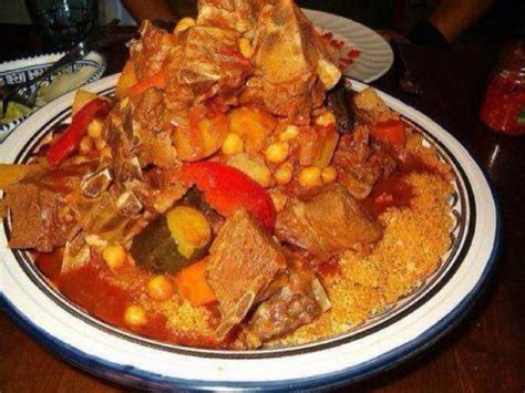 Le couscous demeure un plat populaire, un acte social de partage qui marque tous les événements de la vie (mariage, naissance…). Le meilleur couscous au monde est tunisien ! | Harissa